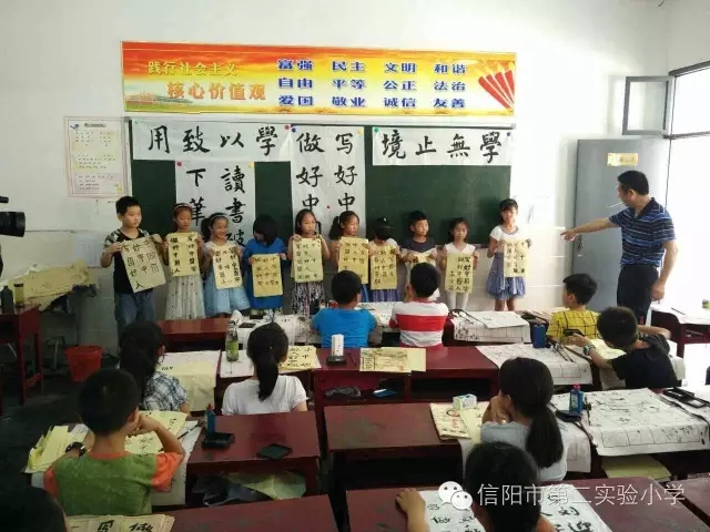 “老少牵手弘扬传统文化”万名少年公益书法培训活动圆满结束